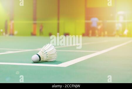 Badmintonplätze mit Bälle im Vordergrund. Stockfoto