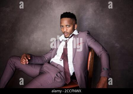 afrikanisches Stock Foto von schwarzen Herren in smarter Kleidung in studio-Einstellung Stockfoto