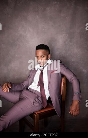 afrikanisches Stock Foto von schwarzen Herren in smarter Kleidung in studio-Einstellung Stockfoto