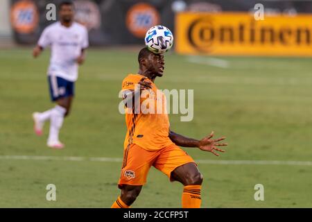 21. August 2020: Houston Dynamo-Stürmer Christian Ramirez (13) führt den Ball während des Spiels gegen den FC Dallas im BBVA Stadium in Houston, Texas. Maria Lysaker/CSM. Stockfoto