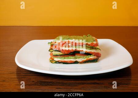 VEGETARISCHE ZUCCHINI LASAGNE, GLUTENFREI Stockfoto