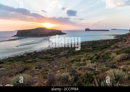 Blick auf den Sonnenuntergang über der Lagune von Balos am Abend, nordwestlich von Kreta, Griechenland Stockfoto