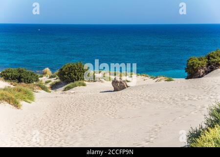 Sanddünen auf der Halbinsel Elafonisi am Strand Elafonissi mit rosa Sand, südwestlich von Kreta, Griechenland Stockfoto