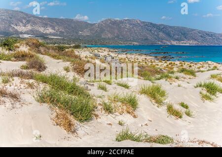 Blick über die Halbinsel Elafonisi am Strand Elafonissi mit rosa Sand, südwestlich von Kreta, Griechenland Stockfoto