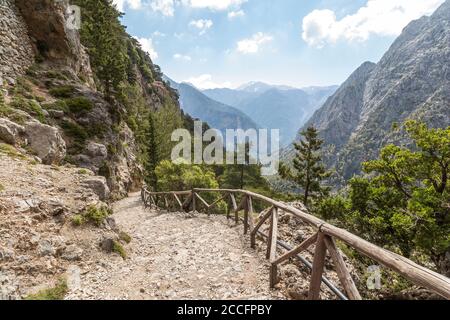 Blick vom Ausgangspunkt der Samaria Gorge Wanderung, Westkreta, Griechenland Stockfoto
