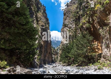 Imposante Felswände auf Wanderung in Samaria Gorge, Westkreta, Griechenland Stockfoto