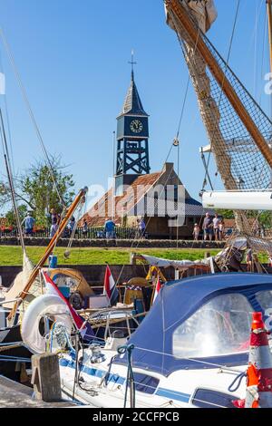 Hindeloopen, Friesland, Niederlande - 5. August 2020: Stadtbild des malerischen Fischerdorfes Hindeloopen in Friesland in den Niederlanden Stockfoto