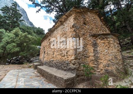 Erste Ruhestätte mit Steinkapelle auf Samaria Gorge Wanderung, Westkreta, Griechenland Stockfoto