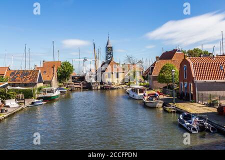 Hindeloopen, Friesland, Niederlande - 5. August 2020: Stadtbild des malerischen Fischerdorfes Hindeloopen in Friesland in den Niederlanden Stockfoto