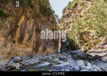 Wanderweg am Fluss in Samaria Gorge, Westkreta, Griechenland Stockfoto