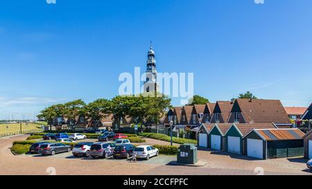 Hindeloopen, Friesland, Niederlande - 5. August 2020: Stadtbild des malerischen Fischerdorfes Hindeloopen in Friesland in den Niederlanden Stockfoto