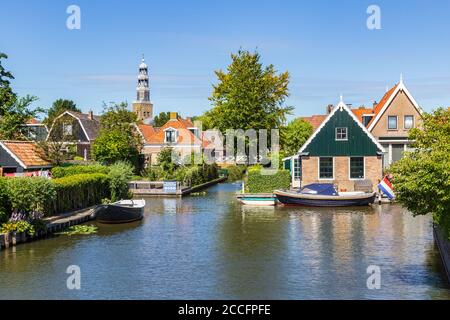 Hindeloopen, Friesland, Niederlande - 5. August 2020: Stadtbild des malerischen Fischerdorfes Hindeloopen in Friesland in den Niederlanden Stockfoto