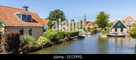 Hindeloopen, Friesland, Niederlande - 5. August 2020: Stadtbild des malerischen Fischerdorfes Hindeloopen in Friesland in den Niederlanden Stockfoto