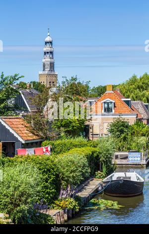 Hindeloopen, Friesland, Niederlande - 5. August 2020: Stadtbild des malerischen Fischerdorfes Hindeloopen in Friesland in den Niederlanden Stockfoto