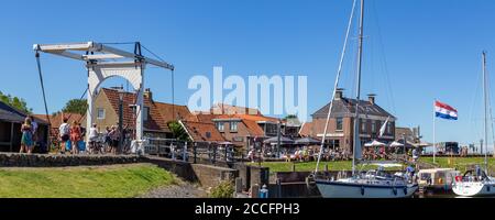 Hindeloopen, Friesland, Niederlande - 5. August 2020: Panoramablick auf das malerische Fischerdorf Hindeloopen in Friesland in den Niederlanden Stockfoto