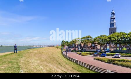 Hindeloopen, Friesland, Niederlande - 5. August 2020: Stadtbild des malerischen Fischerdorfes Hindeloopen in Friesland in den Niederlanden Stockfoto