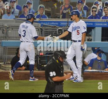 Los Angeles, Usa. August 2020. Los Angeles Dodgers' Chris Taylor feiert mit Teamkollege Corey Seager nach dem Treffer auf die Opferfliege von Austin Barnes im sechsten Inning gegen die Colorado Rockies im Dodger Stadium in Los Angeles am Freitag, 21. August 2020. Foto von Jim Ruymen/UPI Kredit: UPI/Alamy Live Nachrichten Stockfoto