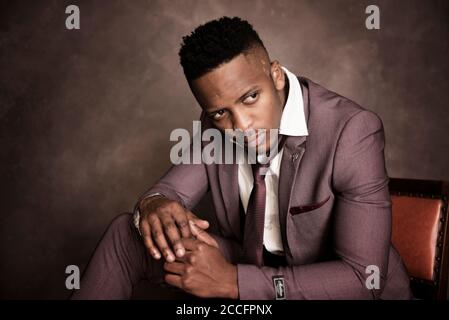 afrikanisches Stock Foto von schwarzen Herren in smarter Kleidung in studio-Einstellung Stockfoto