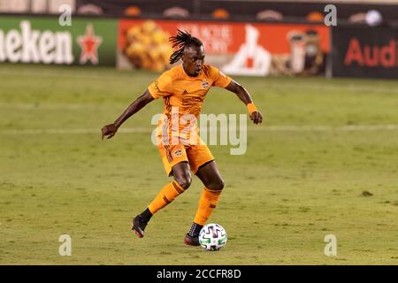 21. August 2020: Houston Dynamo-Stürmer Alberth Elis (7) schaut nach vorne, um während des Spiels gegen den FC Dallas im BBVA Stadium in Houston, Texas, einen Schuss ins Netz zu machen. Maria Lysaker / CSM. Stockfoto