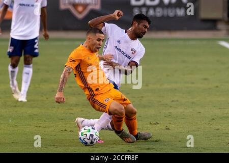 21. August 2020: Houston Dynamo Mittelfeldspieler Matias Vera (22) und FC Dallas-Stürmer Franco Jara (29) kämpfen während des Spiels im BBVA Stadium in Houston, Texas, um den Ball. Maria Lysaker / CSM. Stockfoto