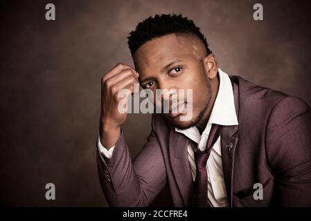 afrikanisches Stock Foto von schwarzen Herren in smarter Kleidung in studio-Einstellung Stockfoto