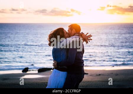Romantisches Paar genießen Sonnenuntergang am Strand küssen und lieben Einander - kaukasischen Menschen haben Romantik Sommer Urlaub Urlaub umarmt zusammen Stockfoto