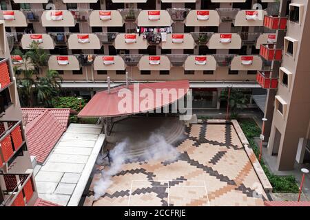 (200822) -- SINGAPUR, 22. August 2020 (Xinhua) -- EIN Arbeiter begast eine öffentliche Wohnsiedlung, um die Aedes-Mücken als Teil der Prävention gegen Dengue-Infektionen in Singapur, 22. August 2020 zu töten. (Foto von Deng Zhiwei/Xinhua) Stockfoto