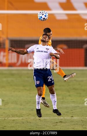 21. August 2020: Der Houston Dynamo Mittelfeldspieler Matias Vera (22) und der FC Dallas-Stürmer Franco Jara (29) steigen im BBVA Stadium in Houston, Texas, für den Kopfball ein. Maria Lysaker/CSM. Stockfoto