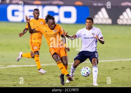 21. August 2020: Houston Dynamo-Stürmer Alberth Elis (7) und FC Dallas-Verteidiger Reggie Cannon (2) kämpfen während des Spiels im BBVA Stadium in Houston, Texas, um den Besitz. Maria Lysaker/CSM. Stockfoto