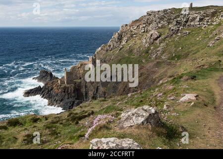 Ikonische Ruinen von Kronen Maschinenhäuser der Botallack Mine, Cornwall, Großbritannien Stockfoto