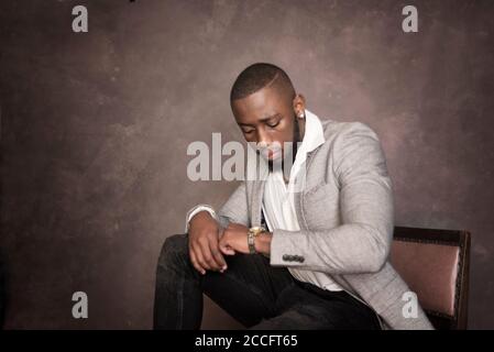 afrikanisches Stock Foto von schwarzen Herren in smarter Kleidung in studio-Einstellung Stockfoto
