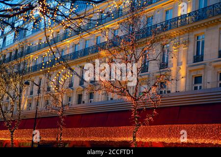 Weihnachtseinkaufen in Paris . Street und Showcase Weihnachtsbeleuchtung Stockfoto