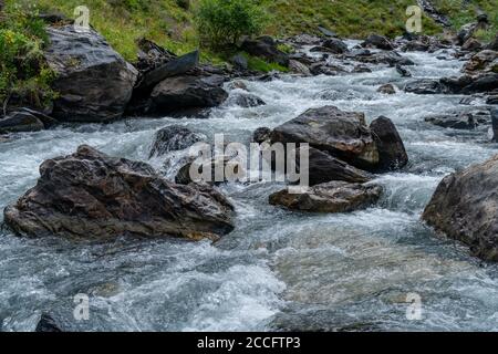 Der Gebirgsfluss Argun in Upper Khevsureti, Georgien Stockfoto