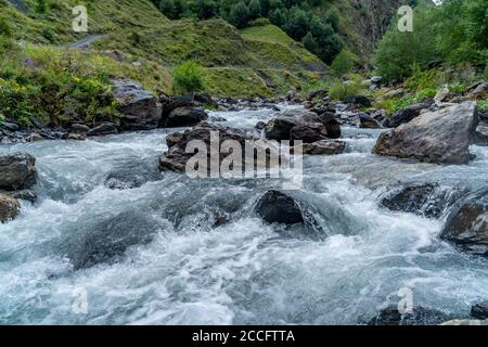 Der Gebirgsfluss Argun in Upper Khevsureti, Georgien Stockfoto