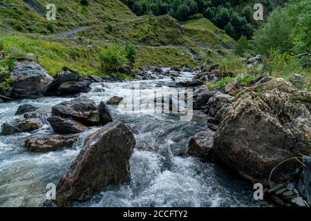 Der Gebirgsfluss Argun in Upper Khevsureti, Georgien Stockfoto