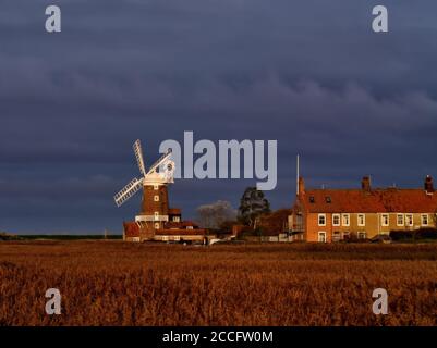 Dramatische Aussicht auf Cley Mill mit Blick auf das Bett in der Nähe von Blakeney, Norfolk Stockfoto