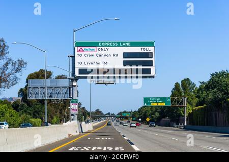 Aug 8, 2020 San Ramon / CA / USA - Designated Express Lane on a Freeway in San Francisco Bay Area; Express Lanes helfen, die Fahrbahnkapazität zu verwalten, indem es erlaubt Stockfoto