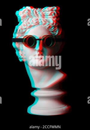 3d-Anaglyph-Effekt. Statue. Gipsstatue von Apollos Kopf. Kreativ. Gipsstatue des Apollo mit antiken Gläsern. Apollo Belvedere.Glitch Art Stockfoto