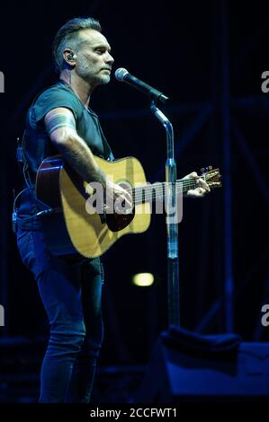 FORTE DEI MARMI, ITALIEN. August 2020. NEK treten auf der Bühne mit seinem TOURSOLO auf: Gitarre und Stimme. Kredit: Stefano Dalle Luche/Alamy Live Nachrichten Stockfoto