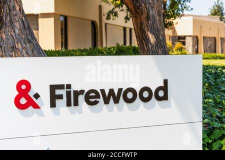 August 3, 2020 Mountain View / CA / USA - Firewood Marketing Signage in ihrem Hauptsitz im Silicon Valley; Firewood ist ein globales digitales Marketing ein Stockfoto