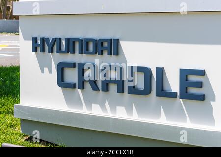 August 3, 2020 Mountain View / CA / USA - Hyundai CRADLE Zeichen am Hauptsitz im Silicon Valley; Hyundai CRADLE ist eine Venture Capital Investition Stockfoto