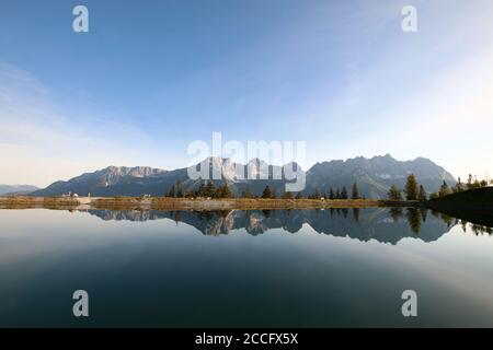 Der Stausee Astberg bei Going in Tirol ist bekannt als Der 'Wirror des Kaisers' Stockfoto