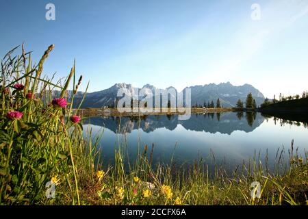 Der Stausee Astberg bei Going in Tirol ist bekannt als Der 'Wirror des Kaisers' Stockfoto