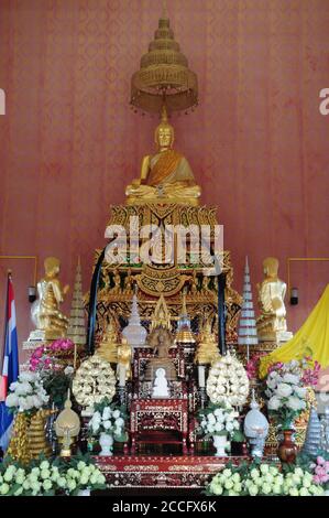 NAKHON RATCHASIMA, THAILAND – 9. AUGUST 2020 : das wichtigste Buddha-Bild in der Uposatha-Halle am Wat Pa Phu Hai Long ist ein wunderschönes buddhistisches Kloster Stockfoto