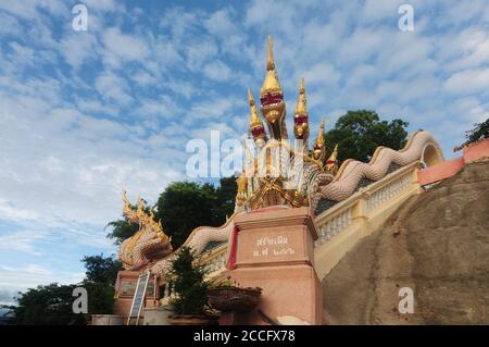 NAKHON RATCHASIMA, THAILAND – 9. AUGUST 2020 : die Naga Treppe von Wat Pa Phu Hai Long ist ein schönes buddhistisches Kloster auf einem Berggipfel in Stockfoto