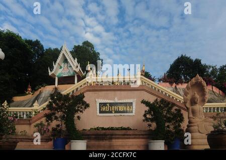 NAKHON RATCHASIMA, THAILAND – 9. AUGUST 2020 : Wat Pa Phu Hai Long ist ein wunderschönes buddhistisches Kloster auf einem Berggipfel im Pak Chong Bezirk Stockfoto