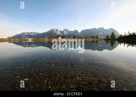 Der Stausee Astberg bei Going in Tirol ist bekannt als Der 'Wirror des Kaisers' Stockfoto