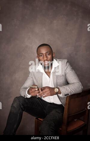 afrikanisches Stock Foto von schwarzen Herren in smarter Kleidung in studio-Einstellung Stockfoto
