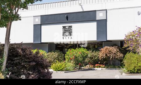 August 3, 2020 Mountain View / CA / USA - Vita-Zentrale im Silicon Valley; die Vita-Gesellschaften sind eine Versicherungsgesellschaft, die Arbeitnehmerleistungen anbietet b Stockfoto
