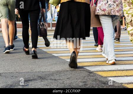 Stadt Zebra Kreuzung mit vielen Menschen. Stockfoto